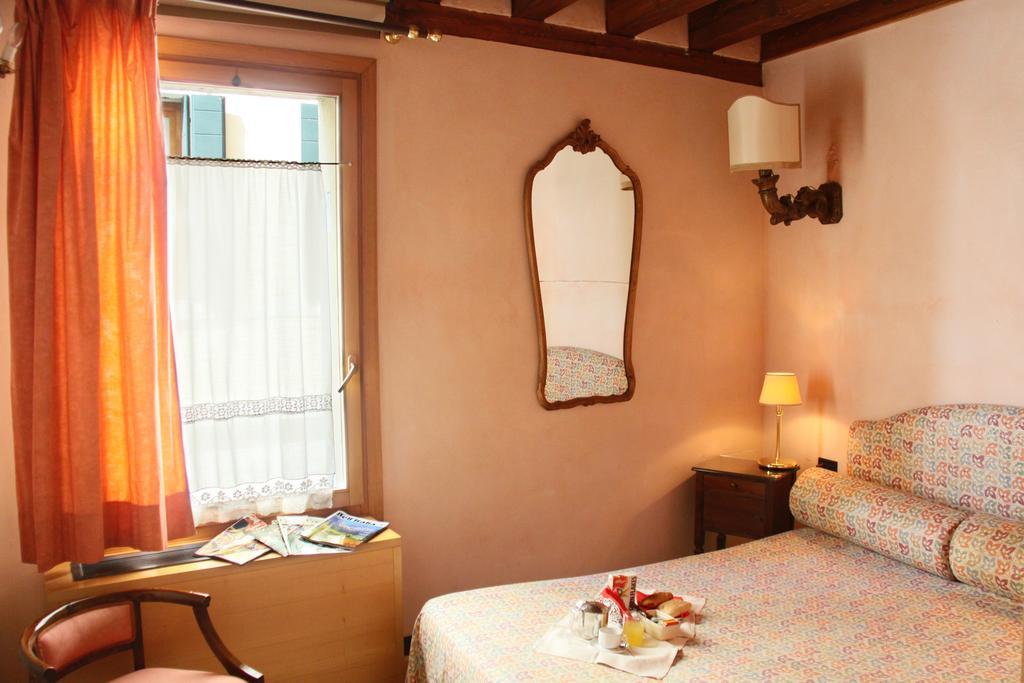 San Simeon Apartments Venice Room photo